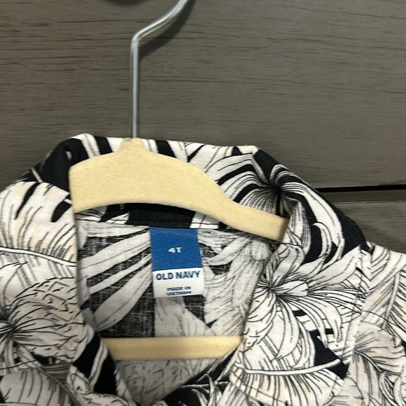 Old navy floral button down - Picture 3 of 3